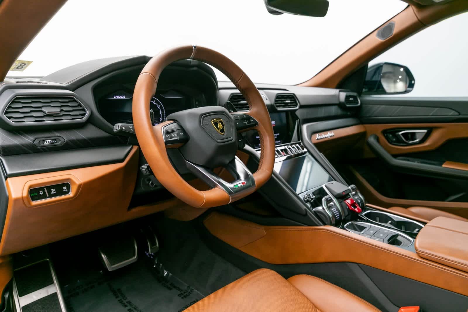 Thumbnail: 2022 Lamborghini Urus - 2