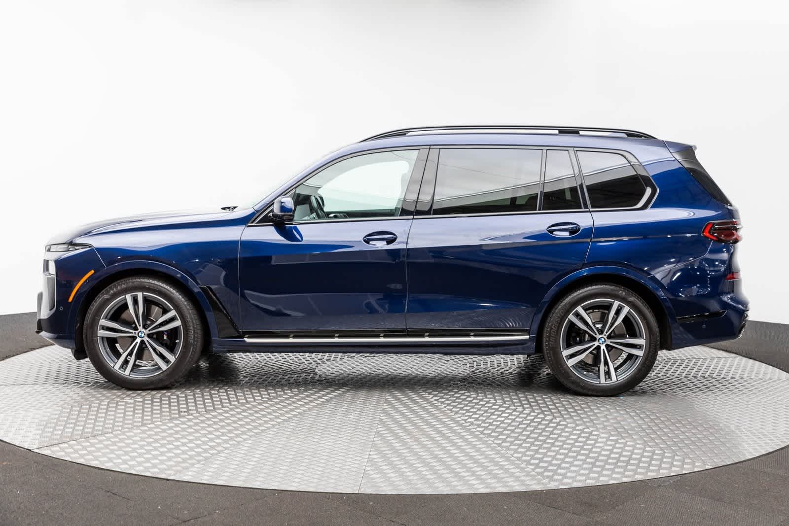 Thumbnail: 2023 BMW X7 - 3