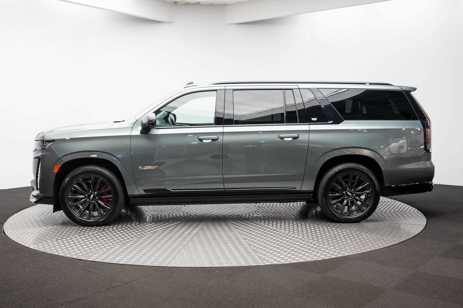 Thumbnail: 2023 Cadillac Escalade - 3