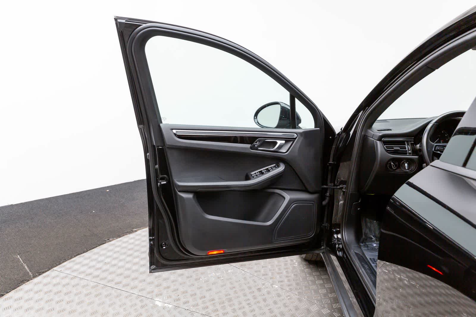 Thumbnail: 2022 Porsche Macan - 22