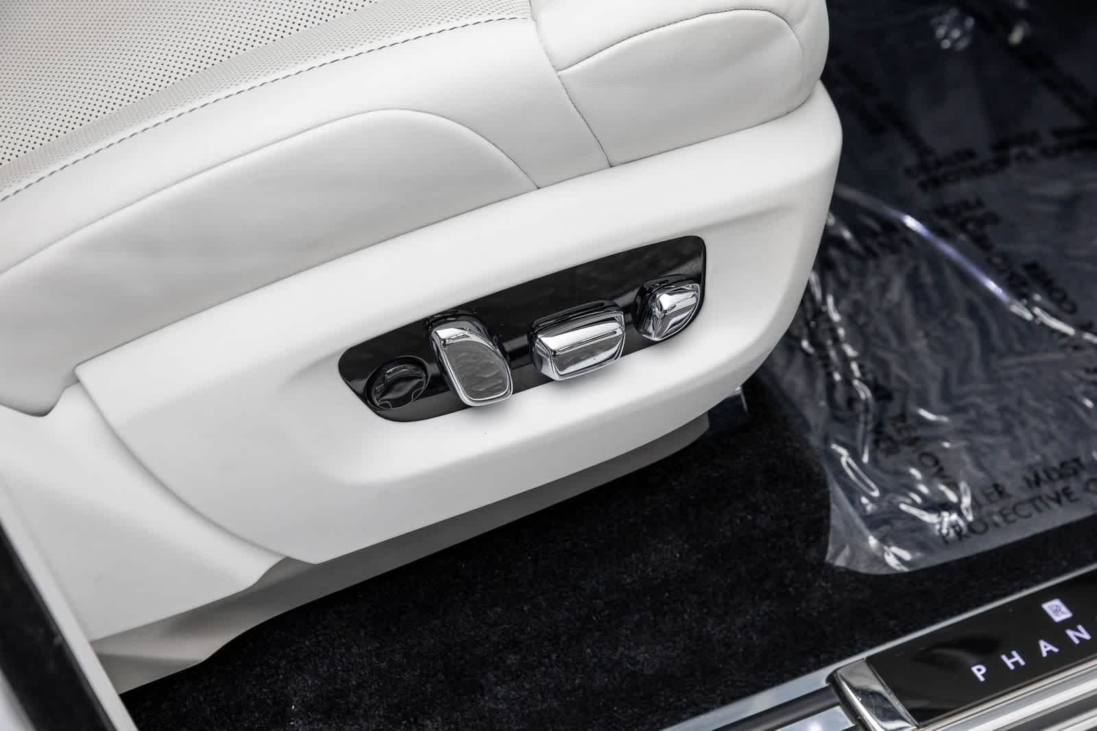 Thumbnail: 2020 Rolls-Royce Phantom - 46