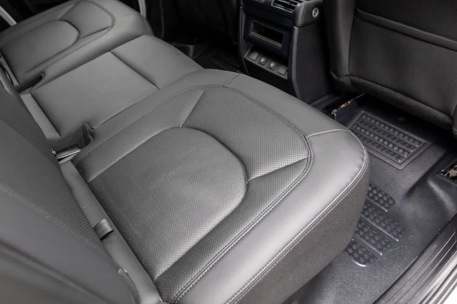 Thumbnail: 2025 Land Rover Defender - 37