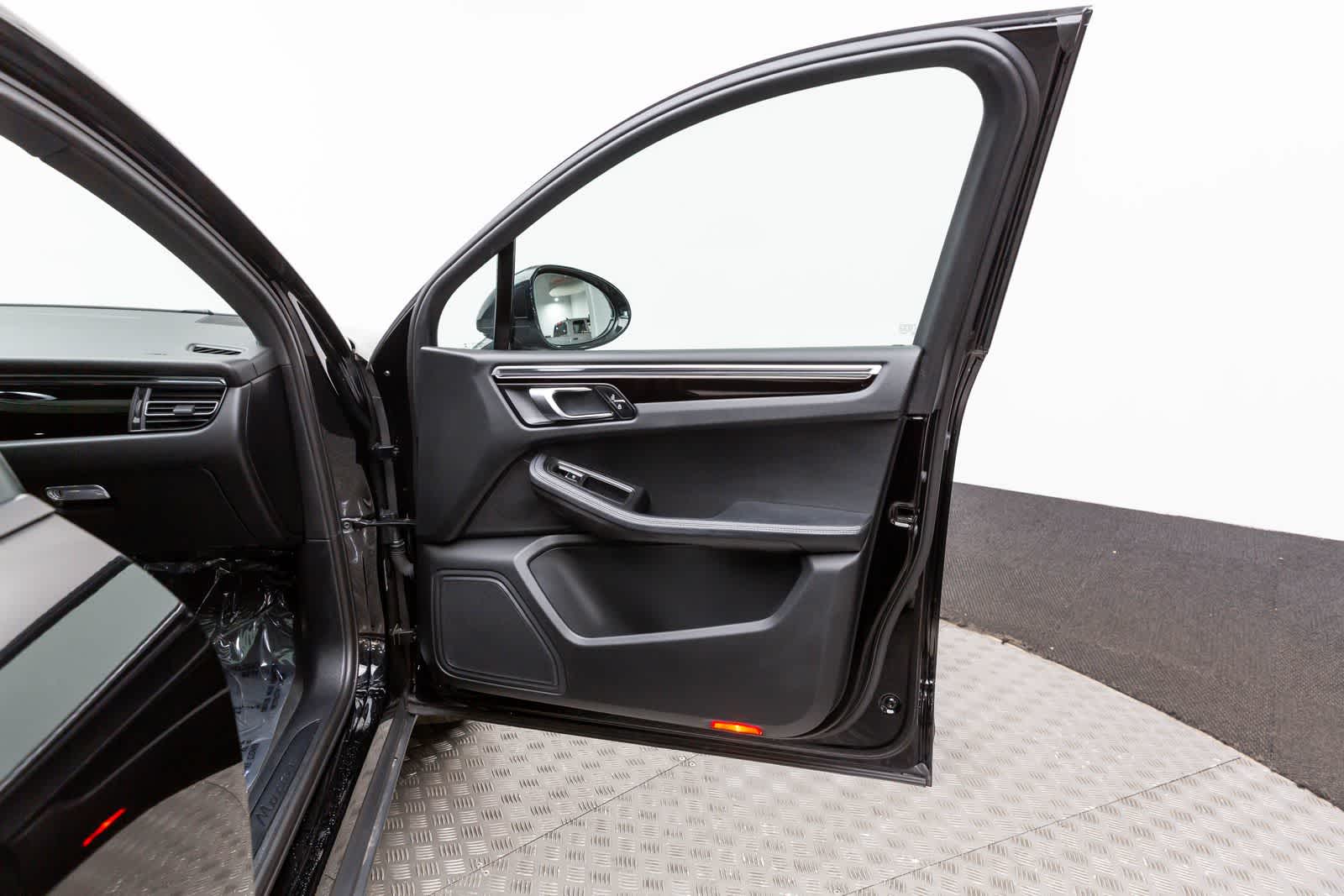 Thumbnail: 2022 Porsche Macan - 45