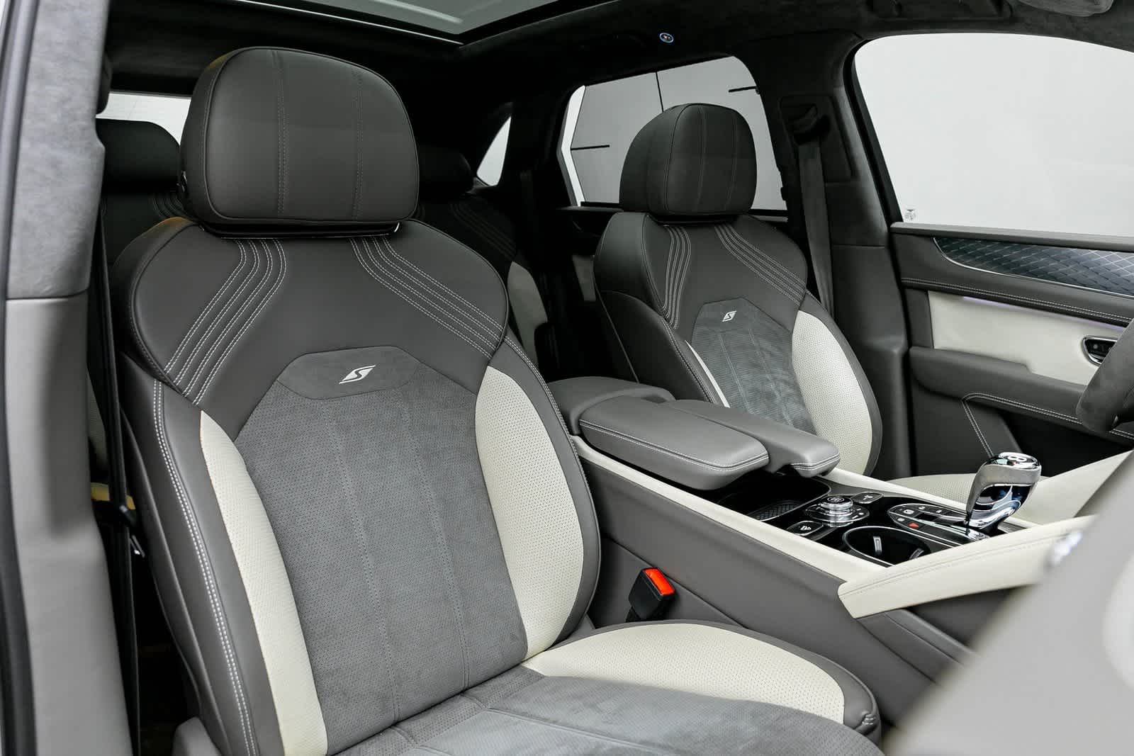 Thumbnail: 2022 Bentley Bentayga - 15