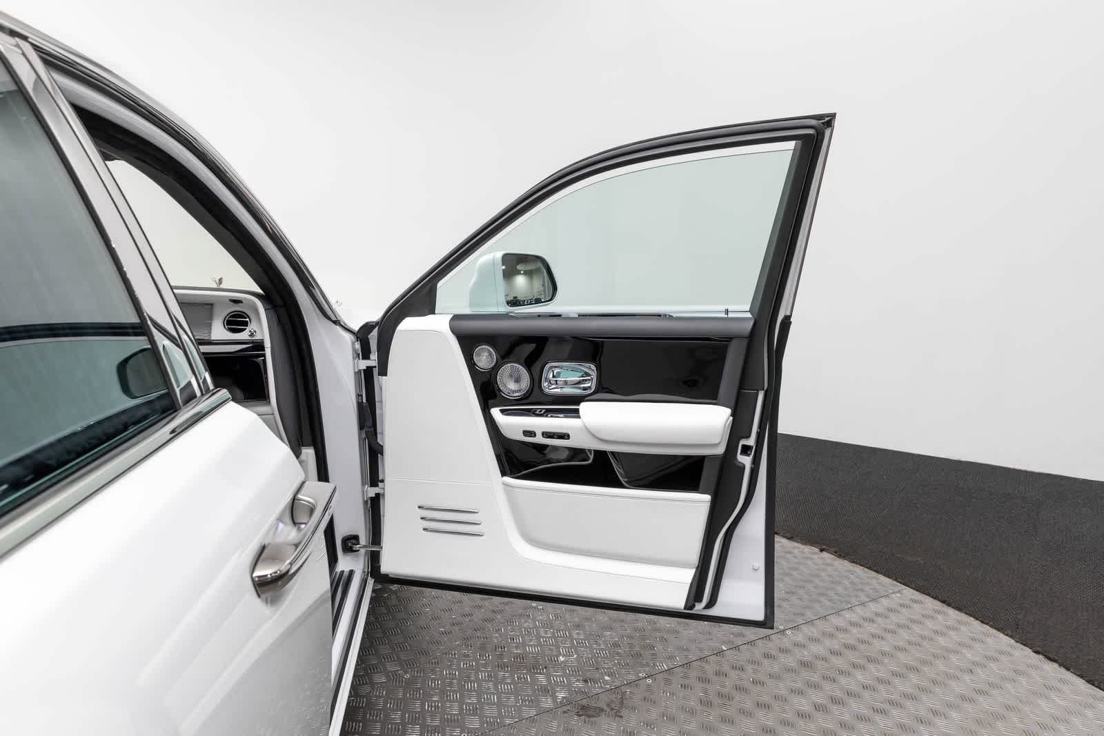 Thumbnail: 2020 Rolls-Royce Phantom - 41