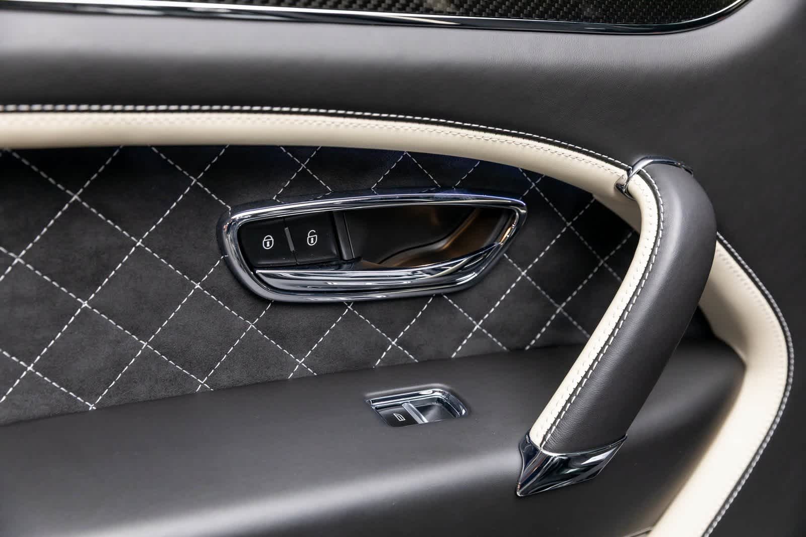 Thumbnail: 2020 Bentley Bentayga - 39