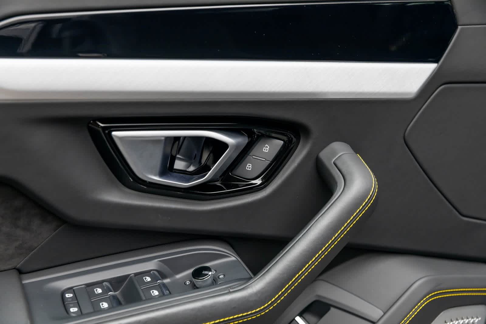 Thumbnail: 2022 Lamborghini Urus - 22