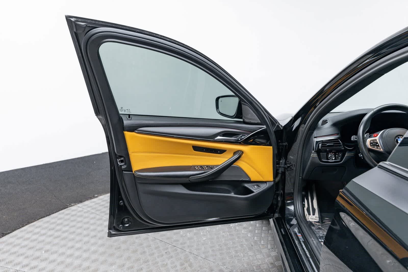 Thumbnail: 2023 BMW M5 - 23