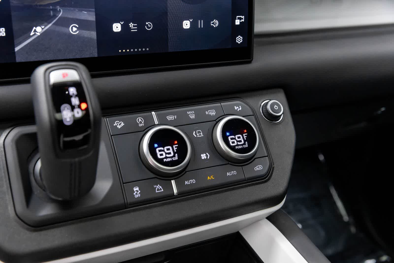 Thumbnail: 2025 Land Rover Defender - 32