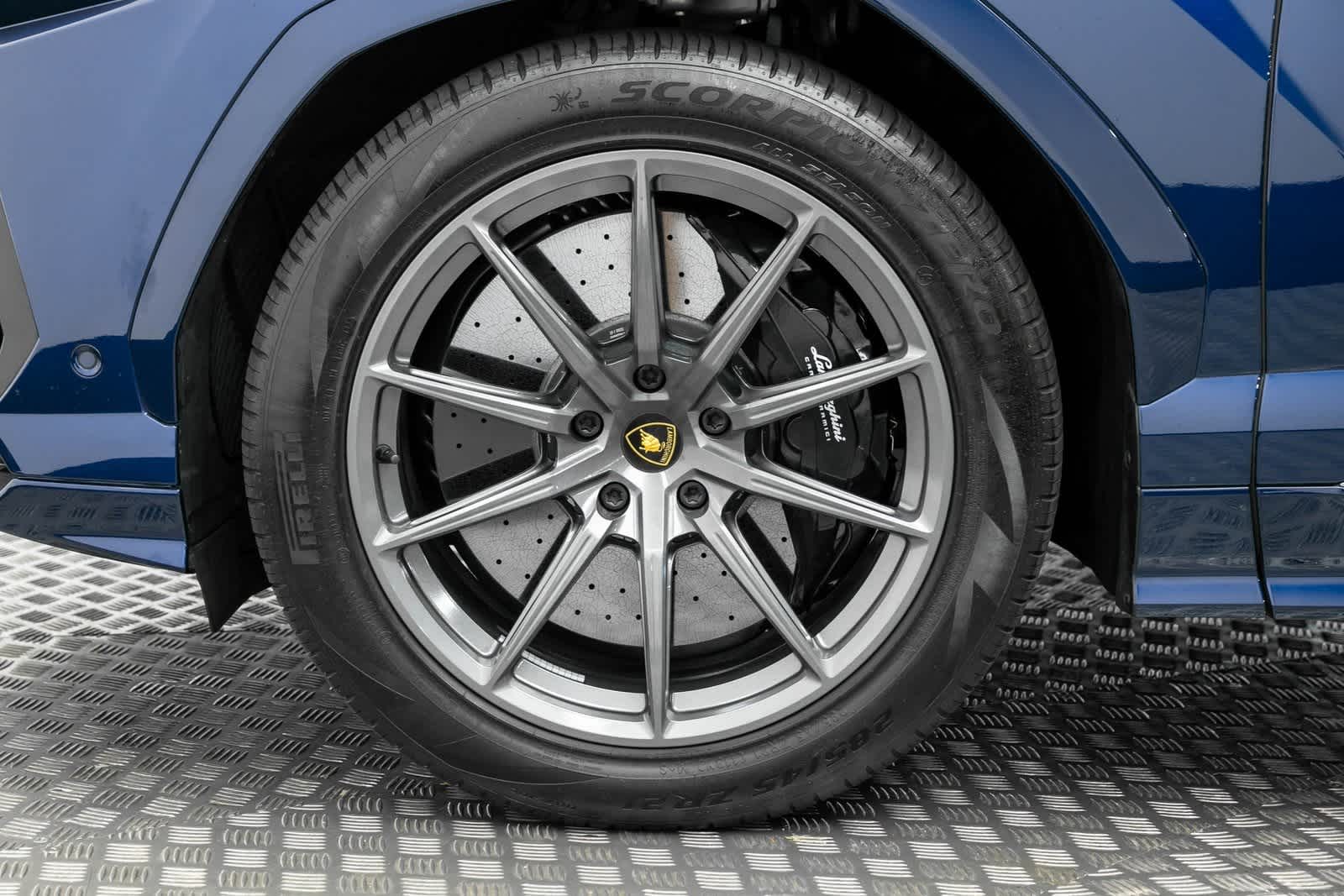 Thumbnail: 2022 Lamborghini Urus - 8