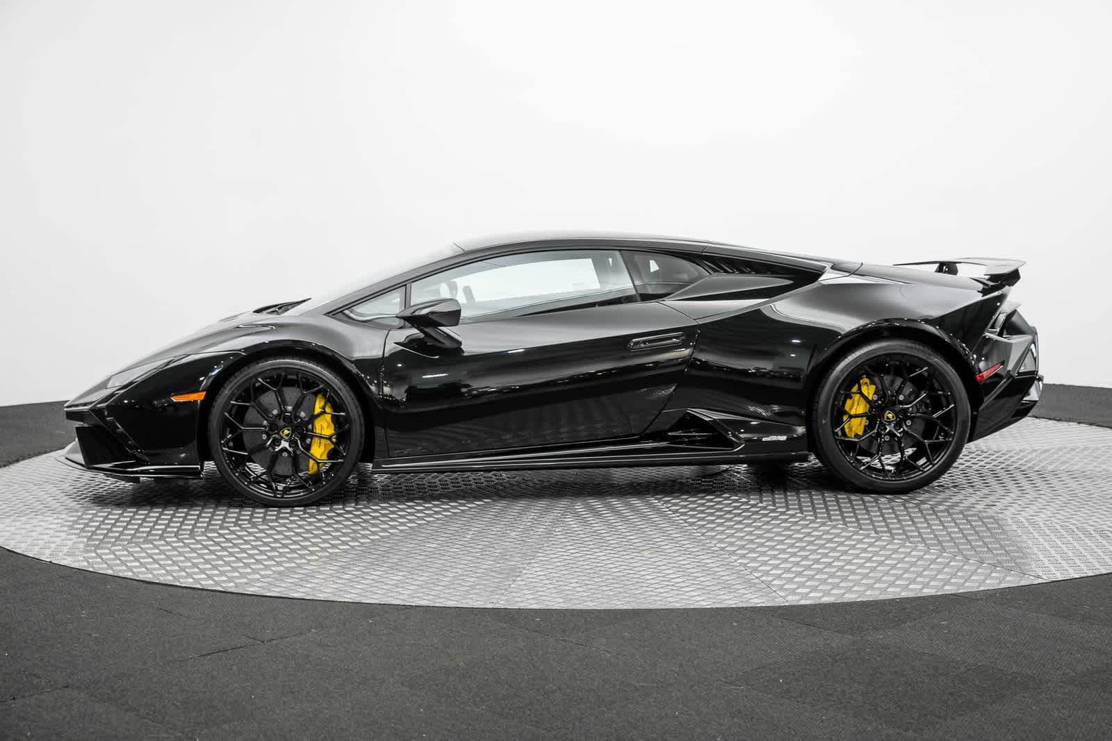 Thumbnail: 2024 Lamborghini Huracan - 3