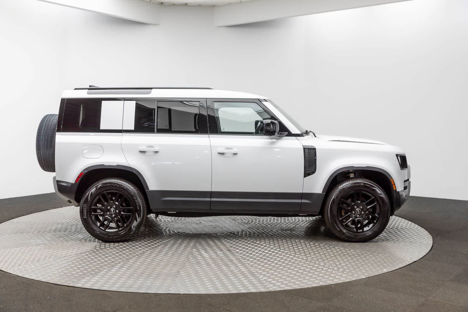 Thumbnail: 2025 Land Rover Defender - 46