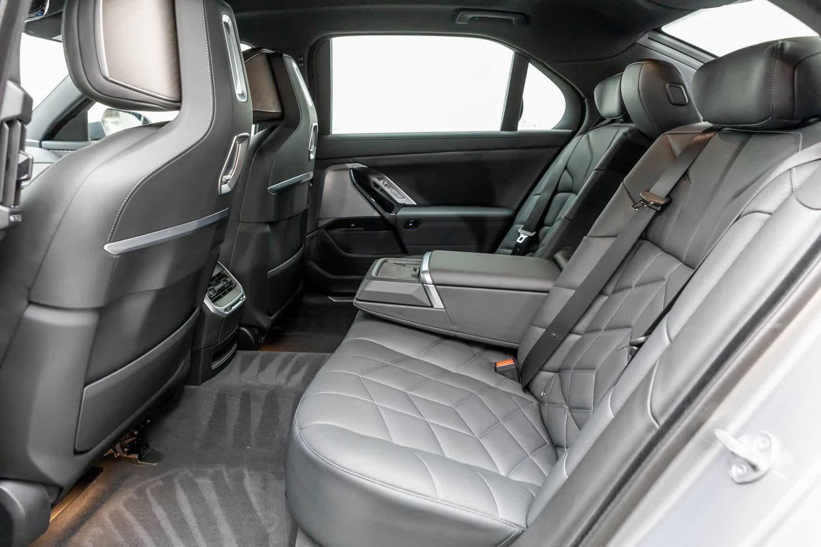 Thumbnail: 2024 BMW 7 Series - 13