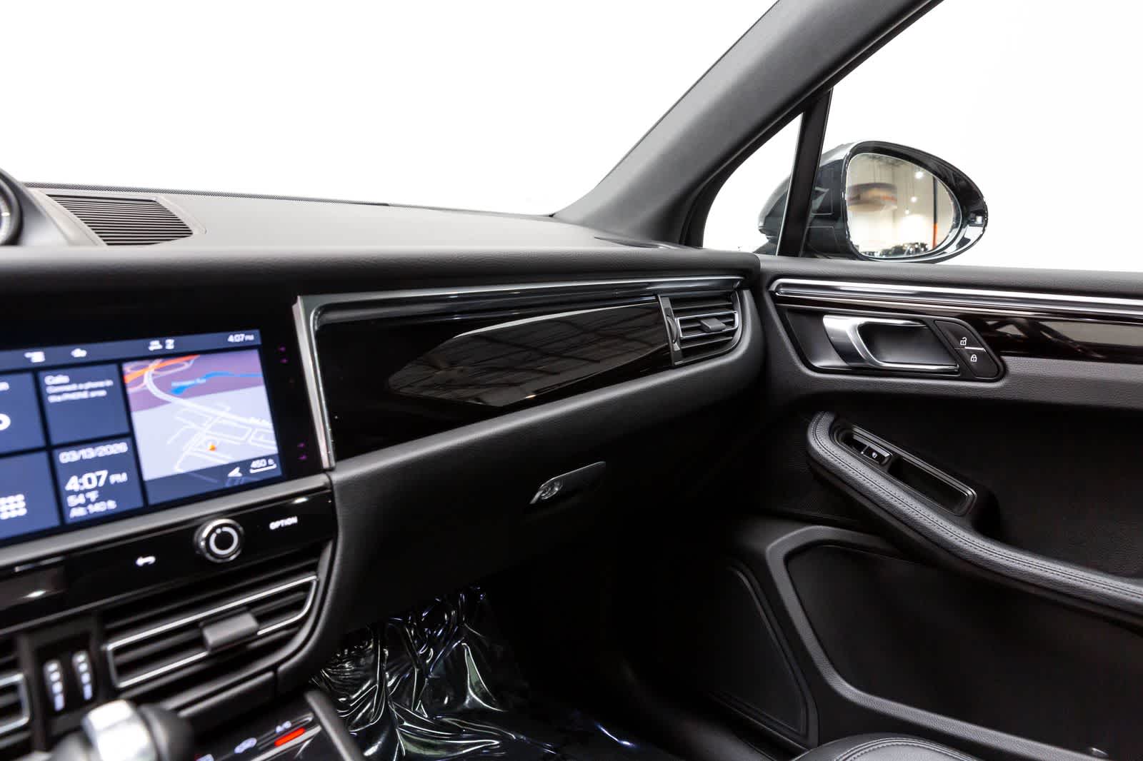 Thumbnail: 2022 Porsche Macan - 36