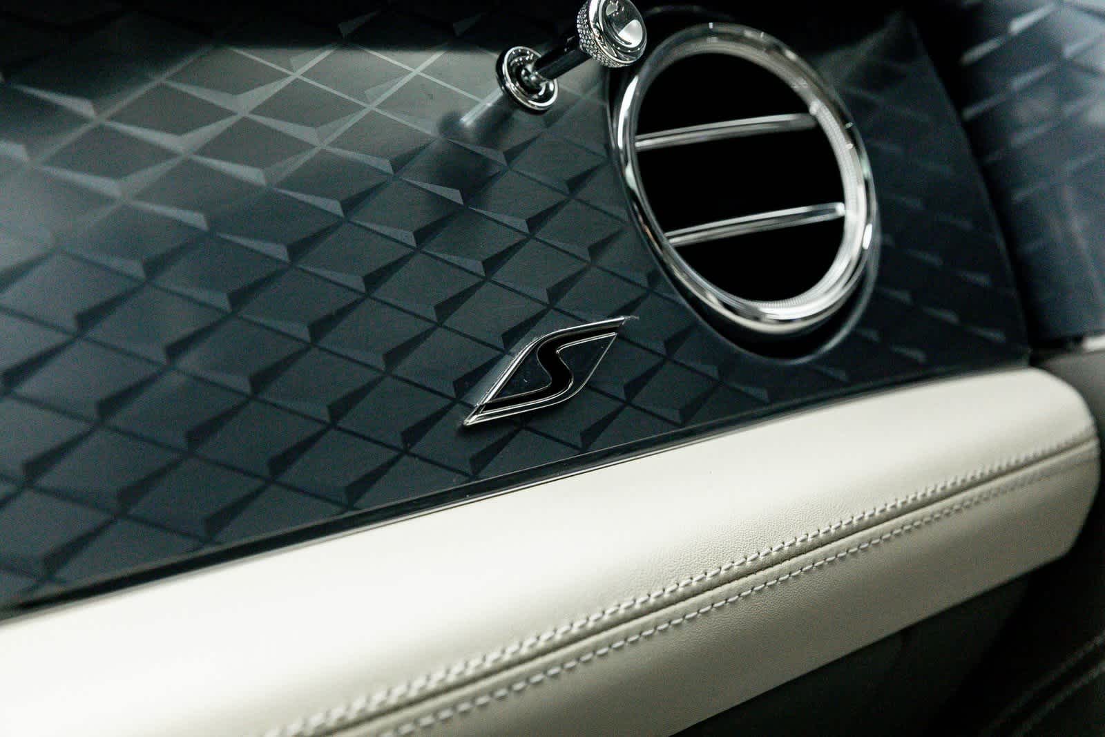 Thumbnail: 2022 Bentley Bentayga - 41