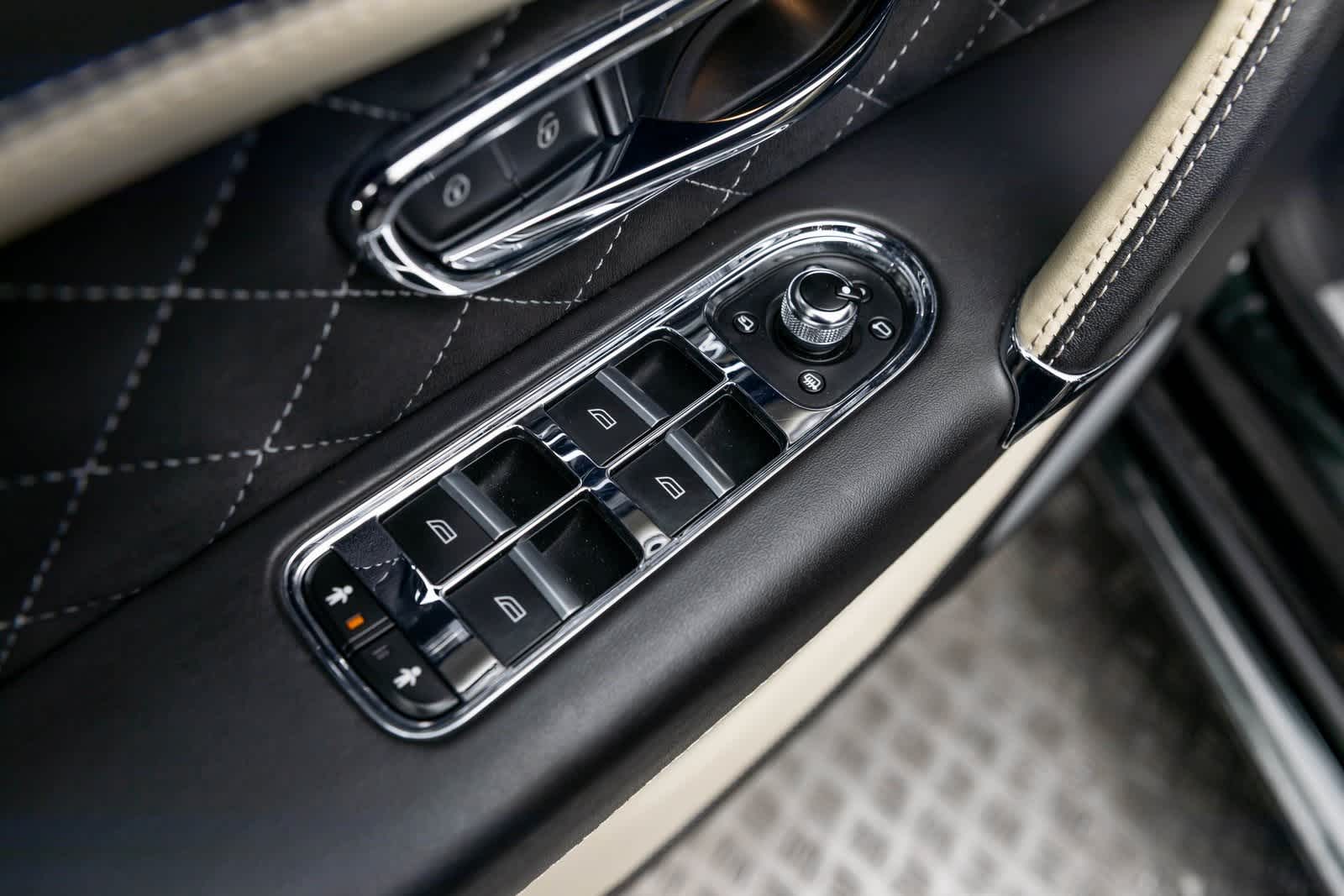 Thumbnail: 2020 Bentley Bentayga - 25