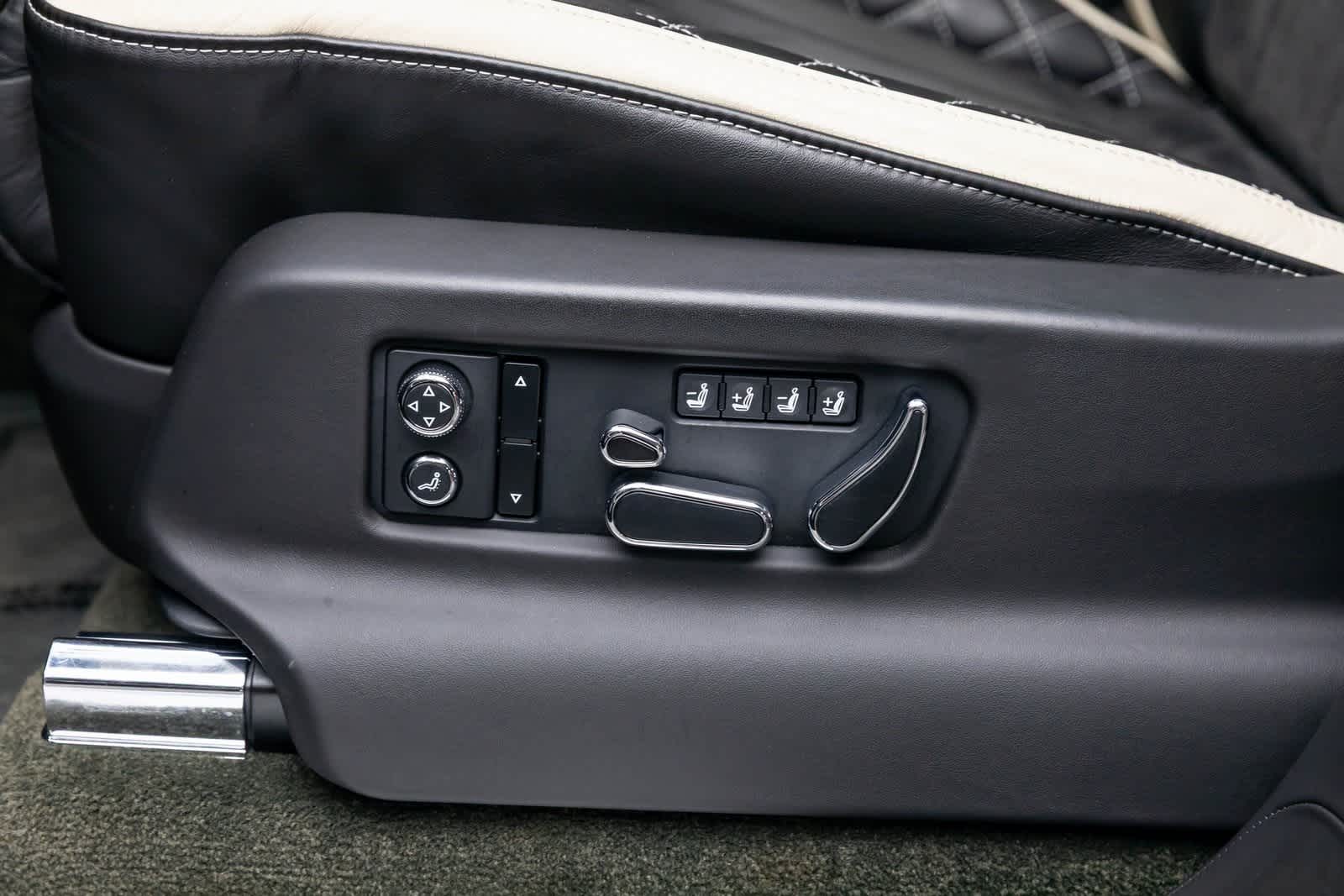 Thumbnail: 2020 Bentley Bentayga - 28