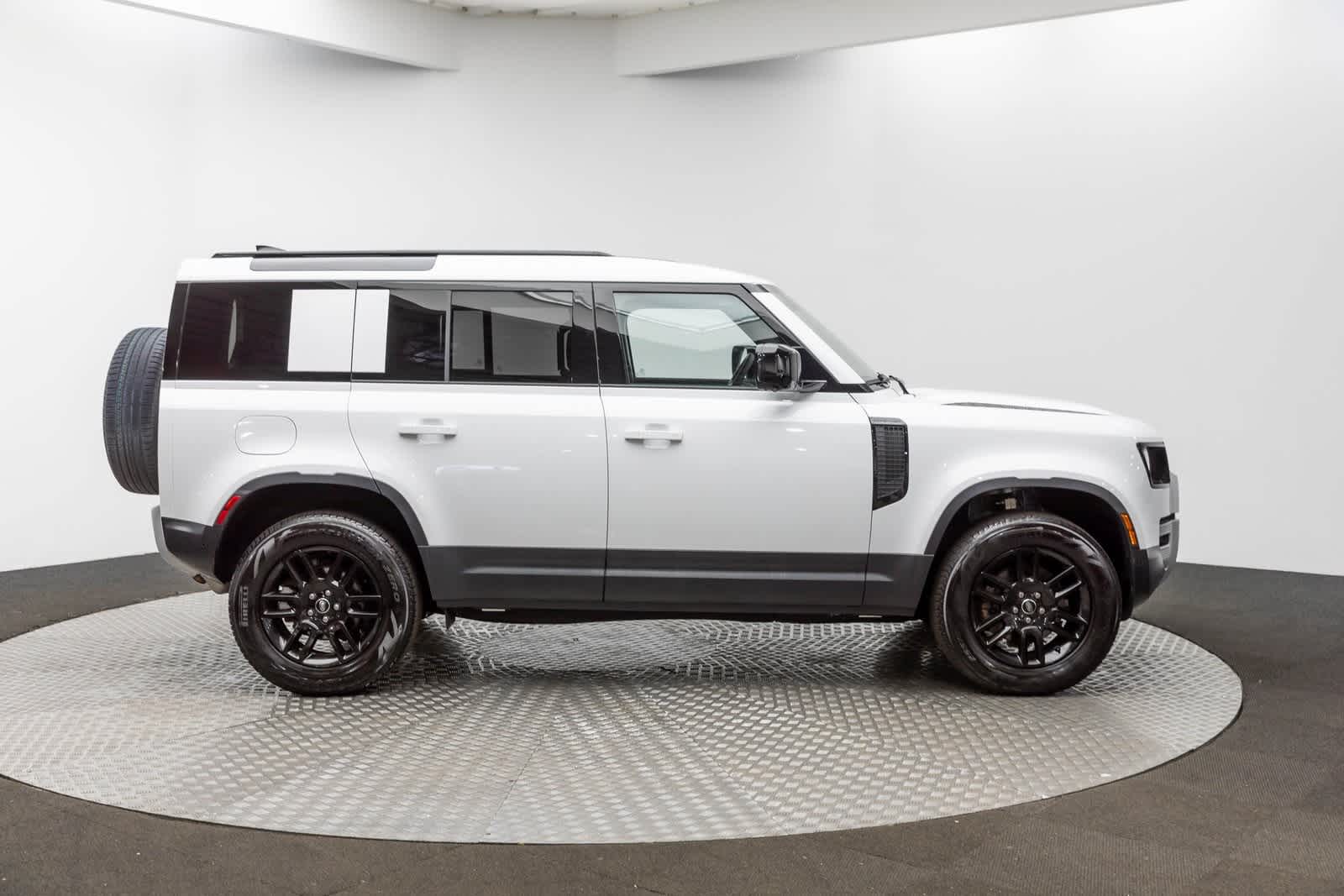 Thumbnail: 2025 Land Rover Defender - 46