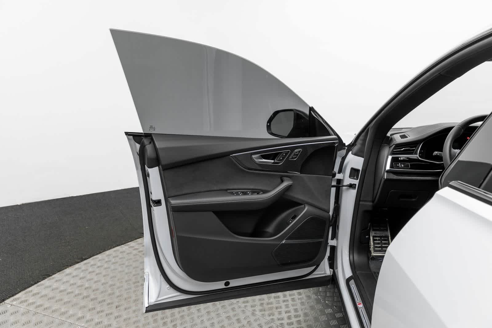 Thumbnail: 2023 Audi SQ8 - 18