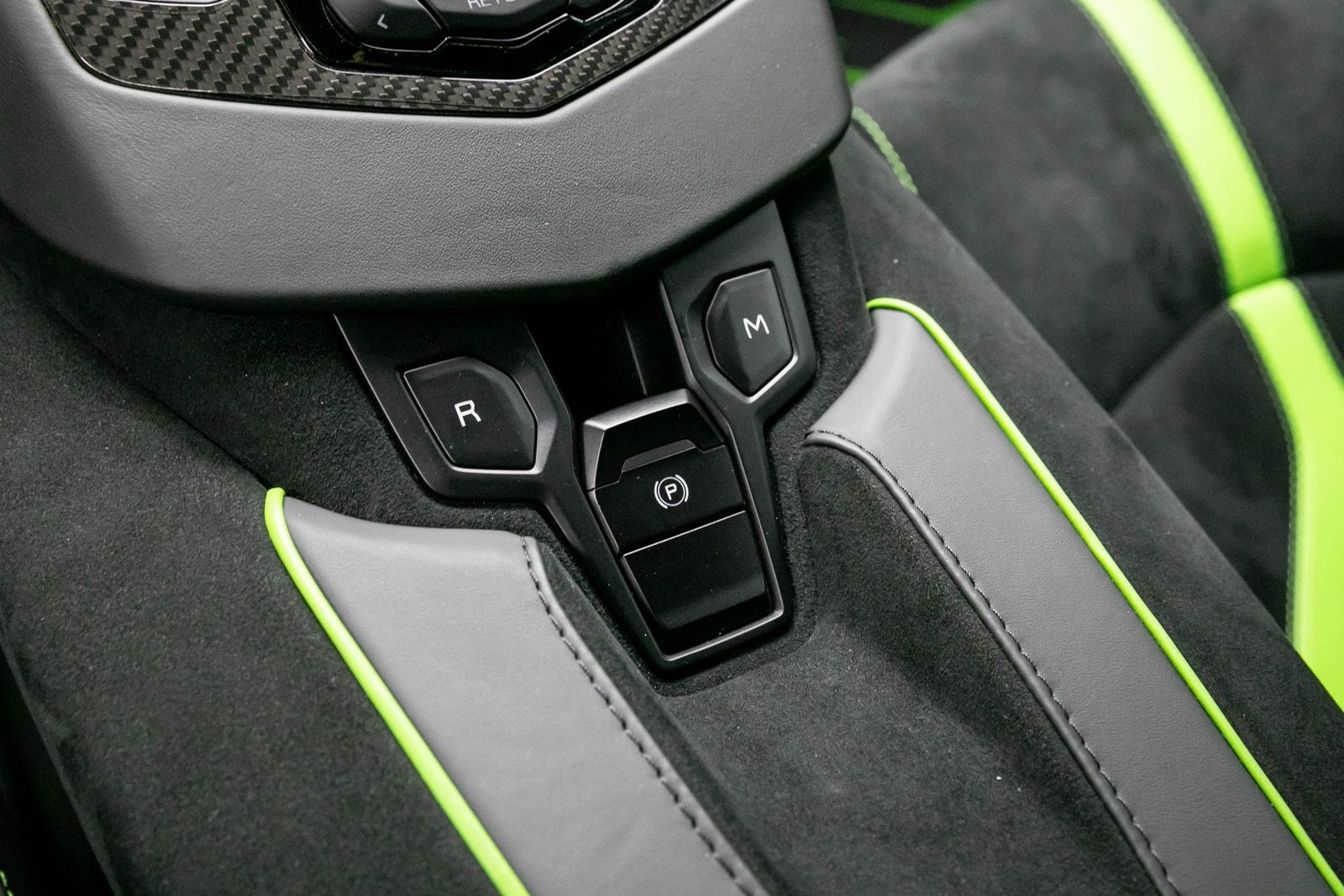 2021 Lamborghini Aventador SVJ 32