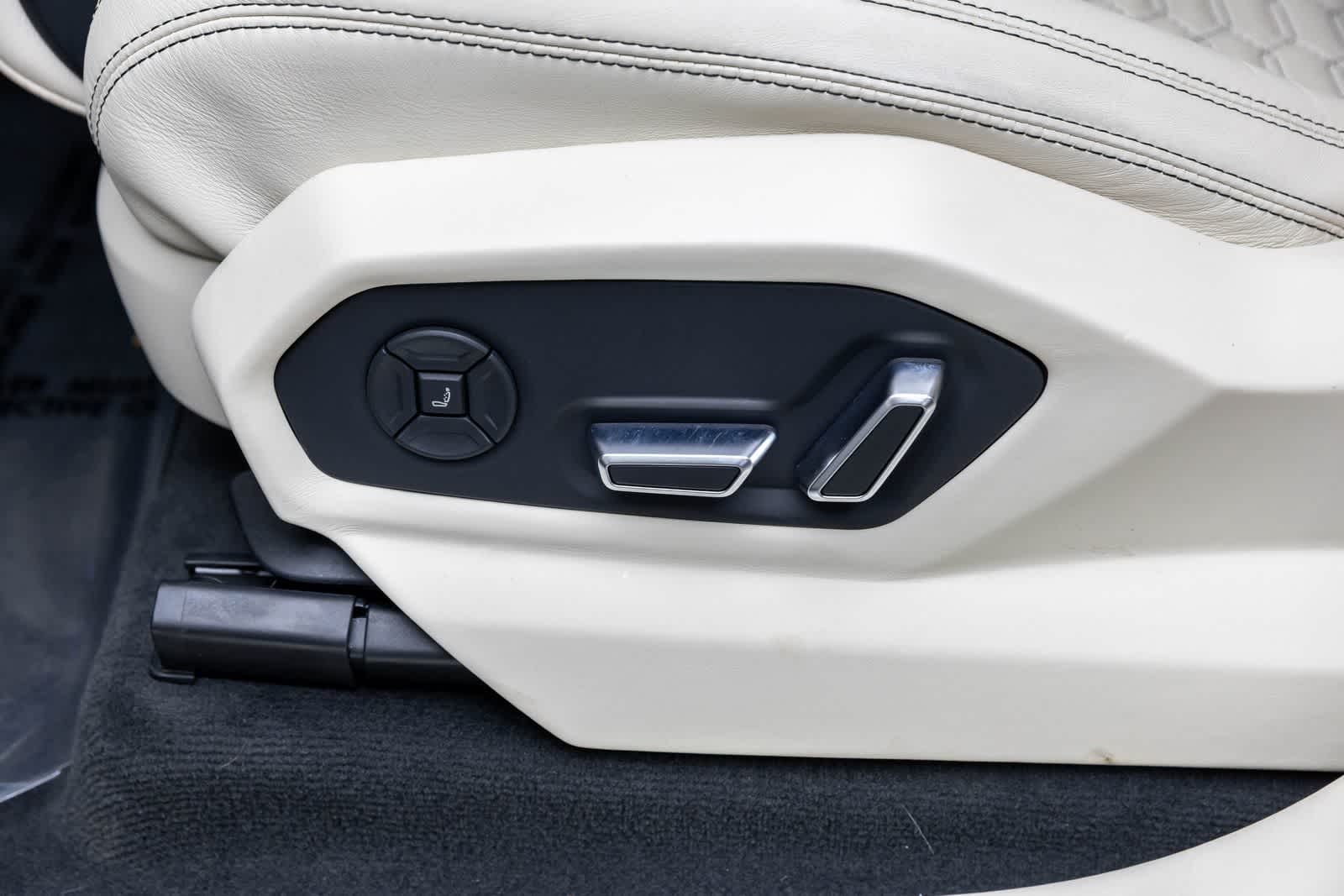 Thumbnail: 2019 Lamborghini Urus - 32