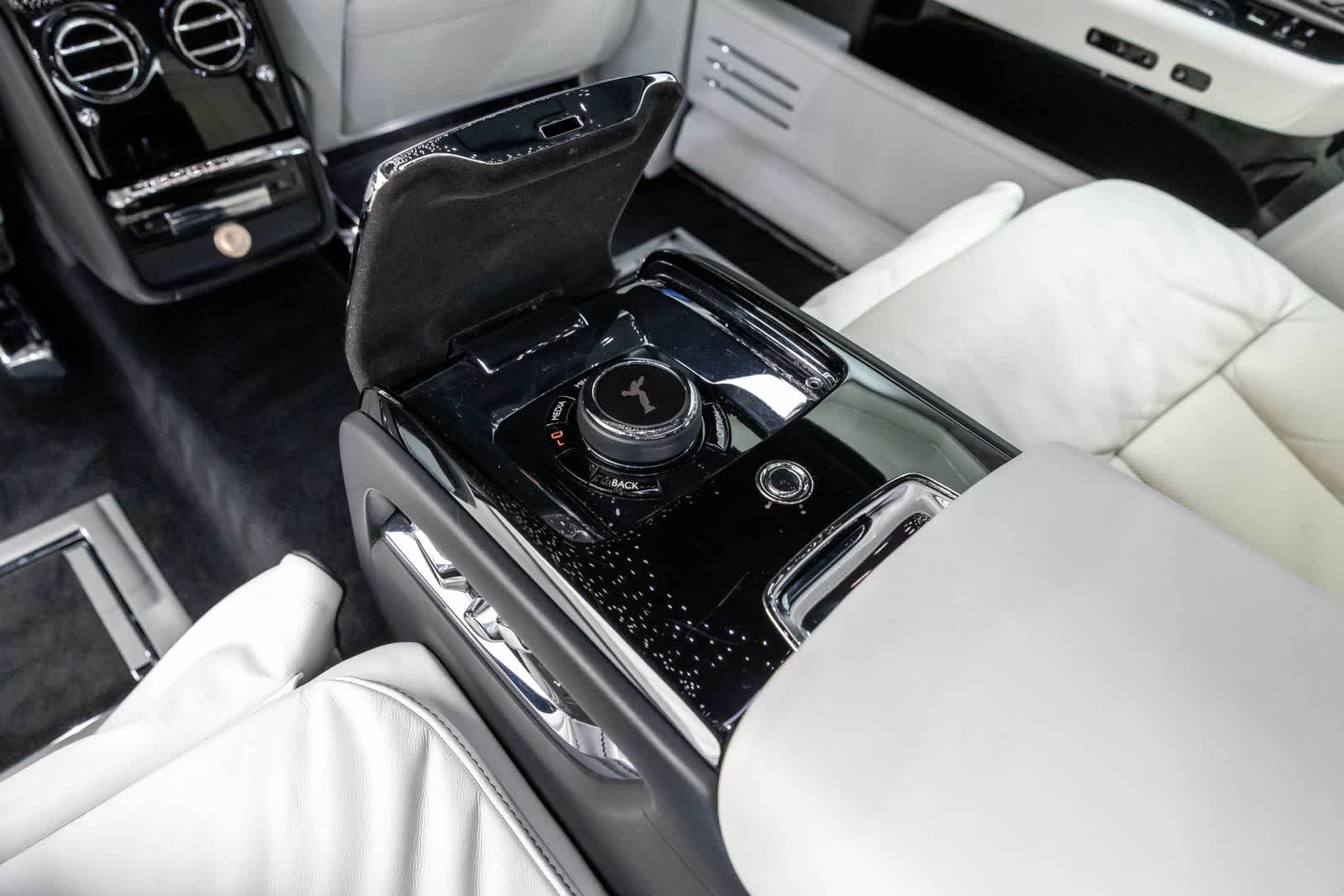 Thumbnail: 2020 Rolls-Royce Phantom - 37