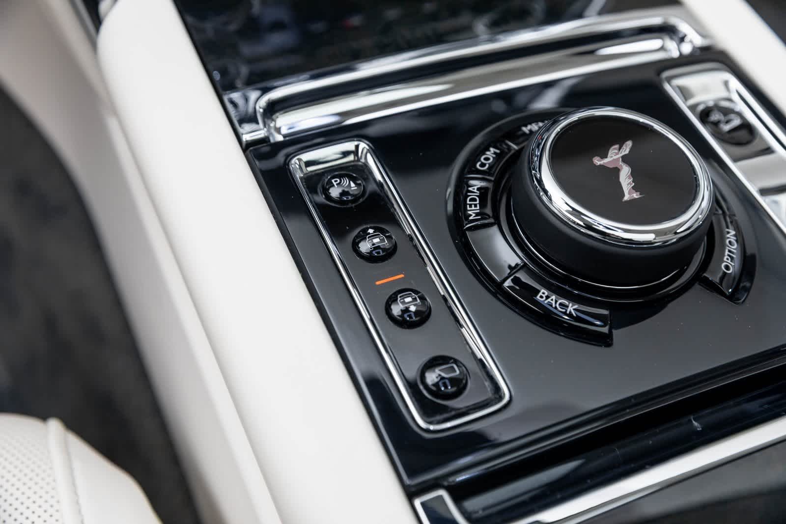 Thumbnail: 2022 Rolls-Royce Cullinan - 30