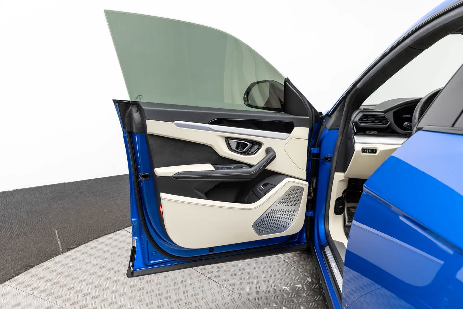 Thumbnail: 2019 Lamborghini Urus - 26