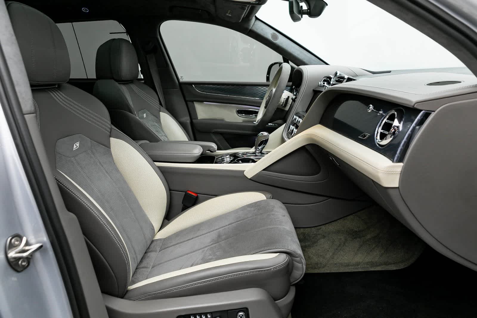 Thumbnail: 2022 Bentley Bentayga - 16