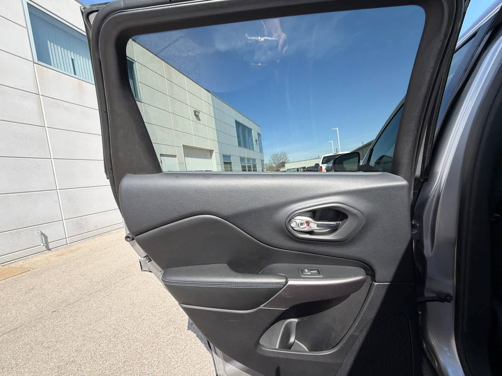Thumbnail: 2019 Jeep Cherokee - 14
