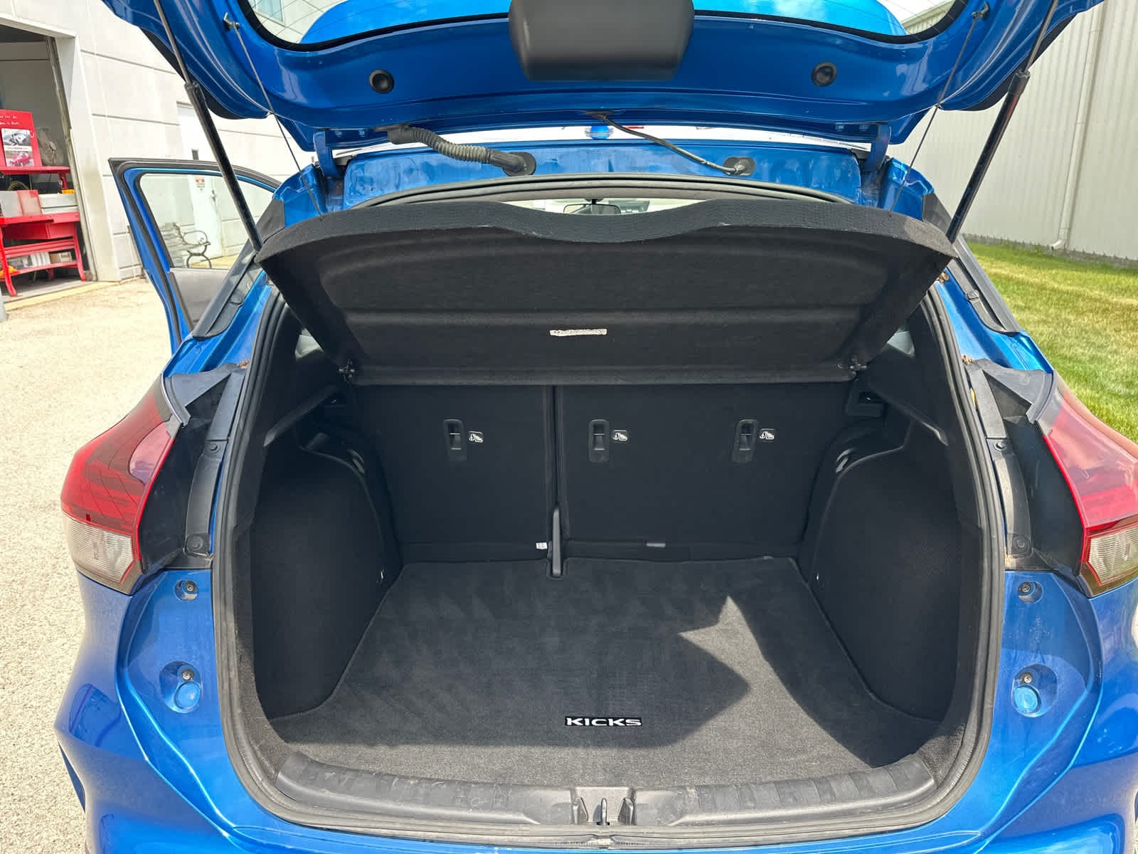 2022 Nissan Kicks SR 29