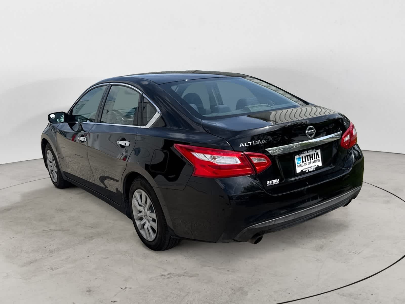 Thumbnail: 2017 Nissan Altima - 3