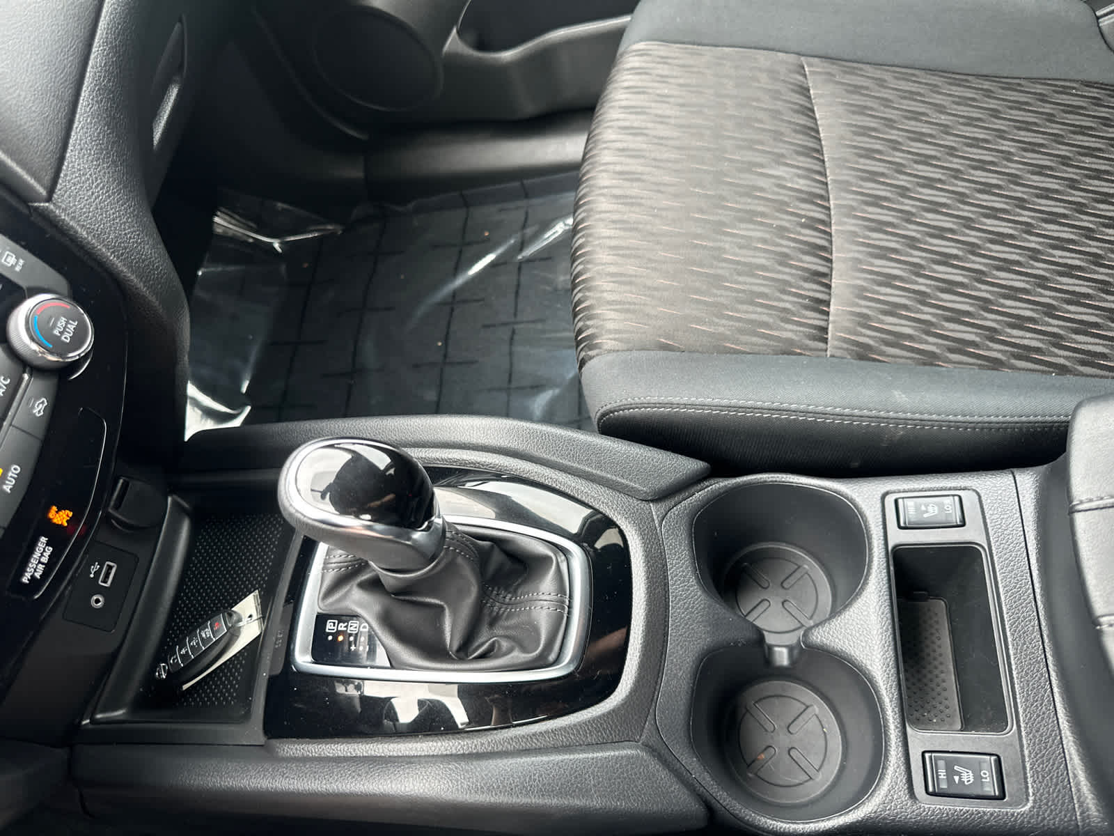 Thumbnail: 2018 Nissan Rogue - 25