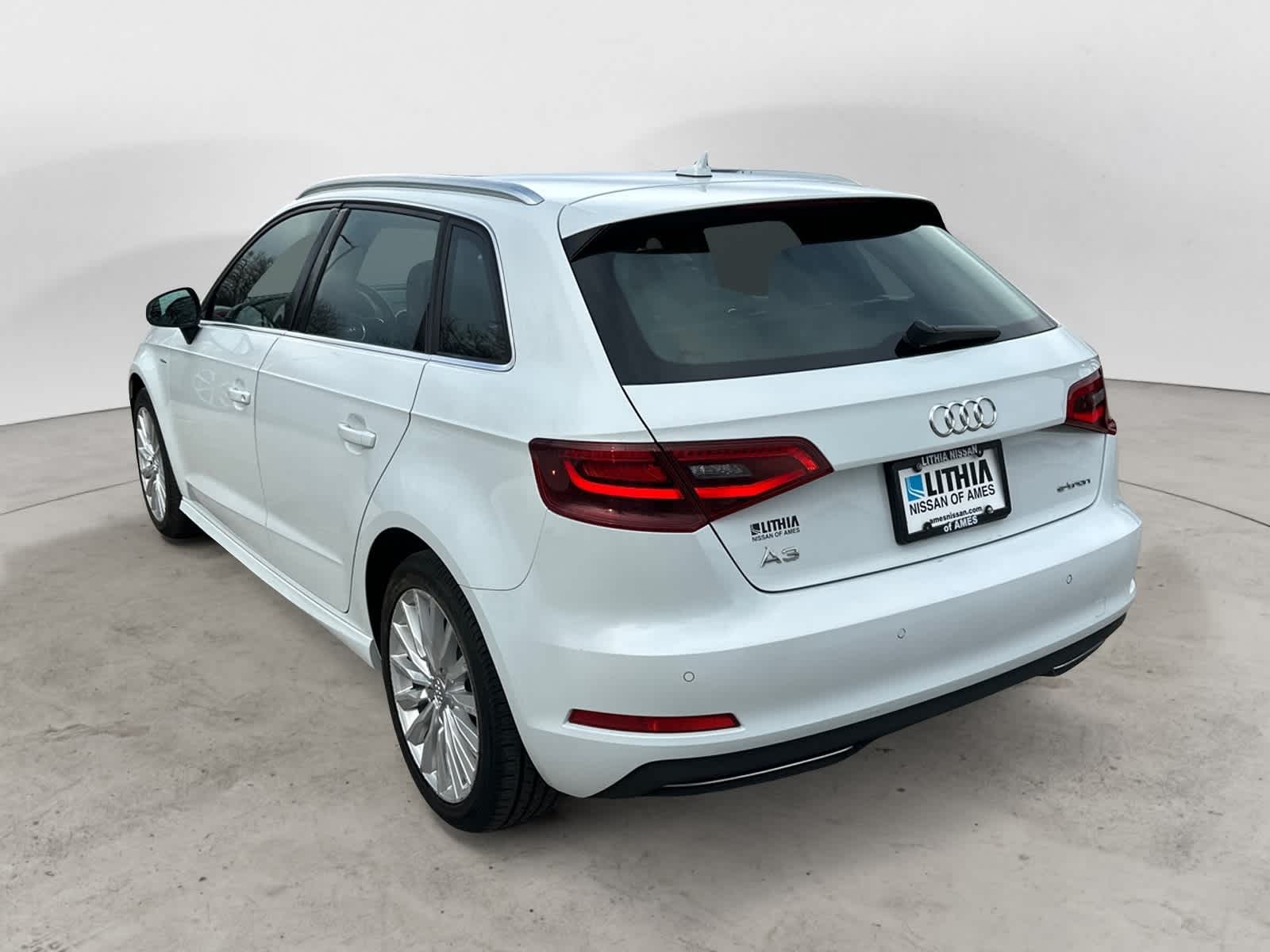 Thumbnail: 2016 Audi A3 e-tron - 2