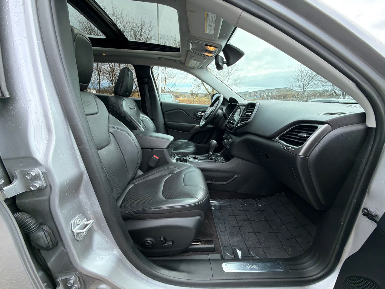 Thumbnail: 2019 Jeep Cherokee - 8