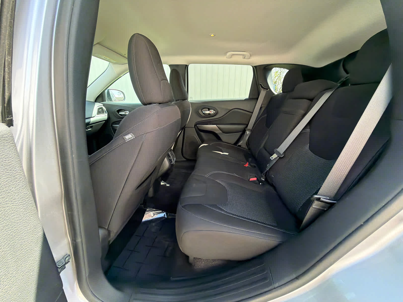 Thumbnail: 2019 Jeep Cherokee - 15