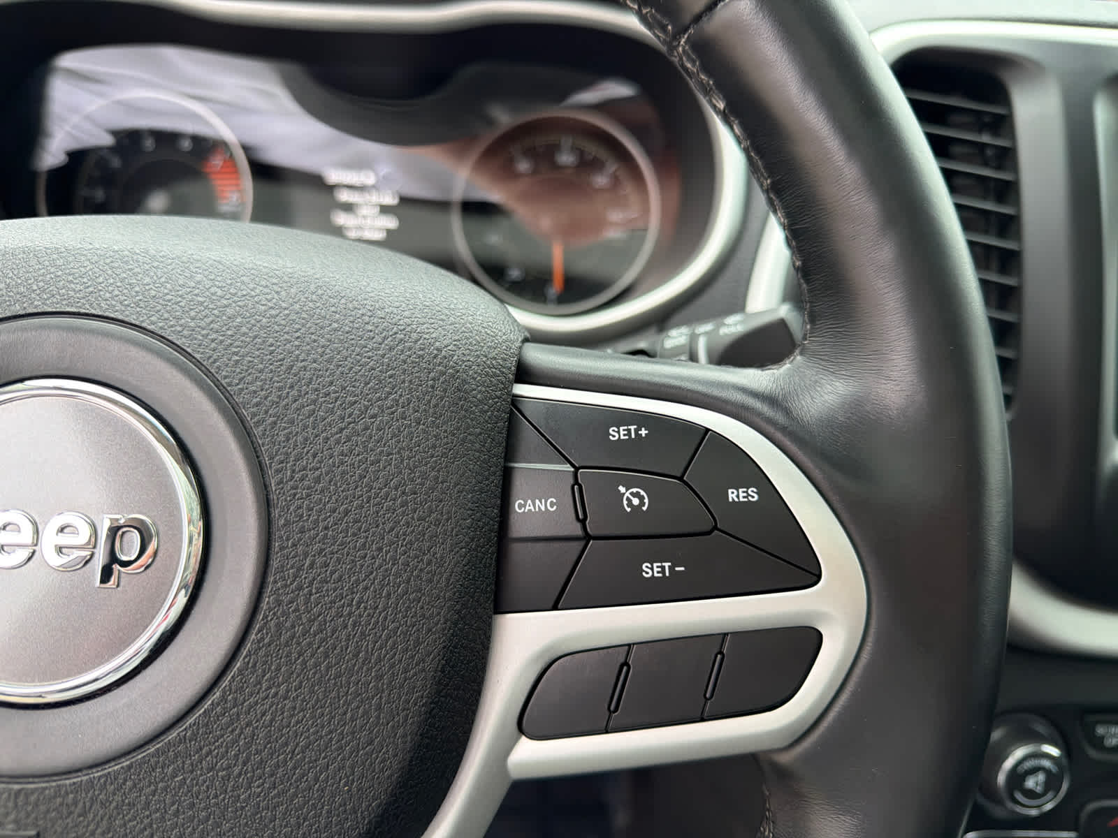 Thumbnail: 2017 Jeep Cherokee - 23