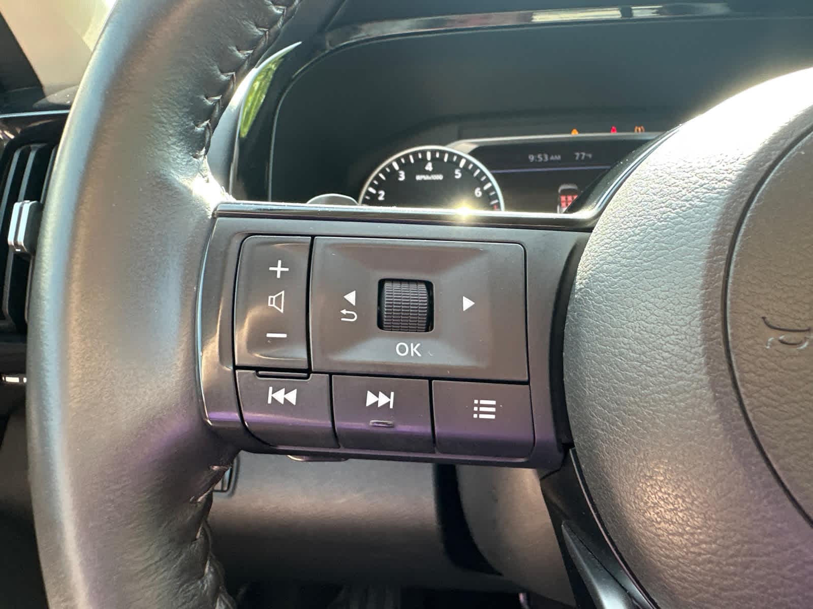 2022 Nissan Pathfinder SV 25