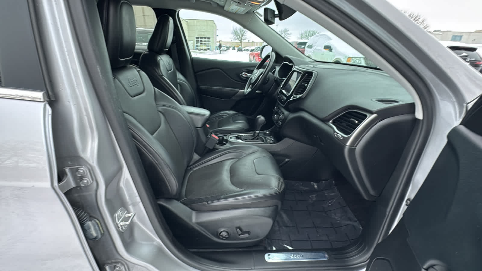 Thumbnail: 2019 Jeep Cherokee - 8