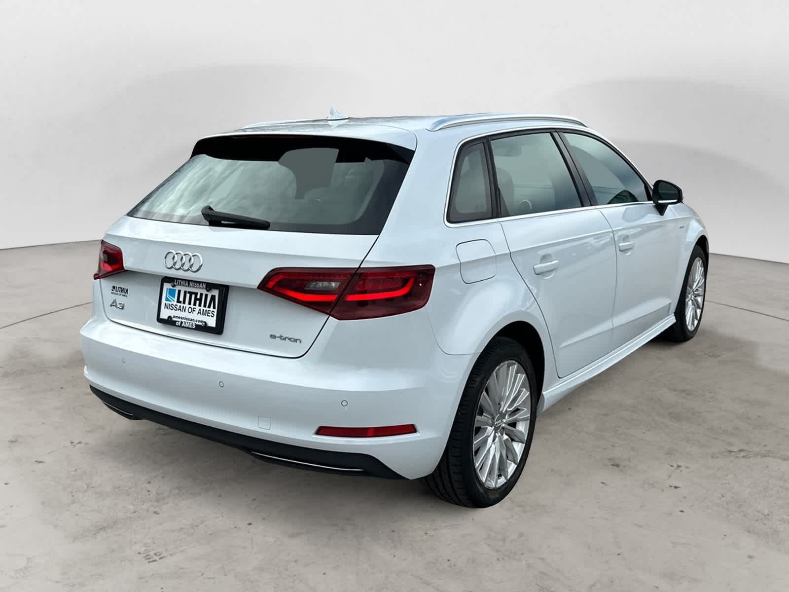 Thumbnail: 2016 Audi A3 e-tron - 3