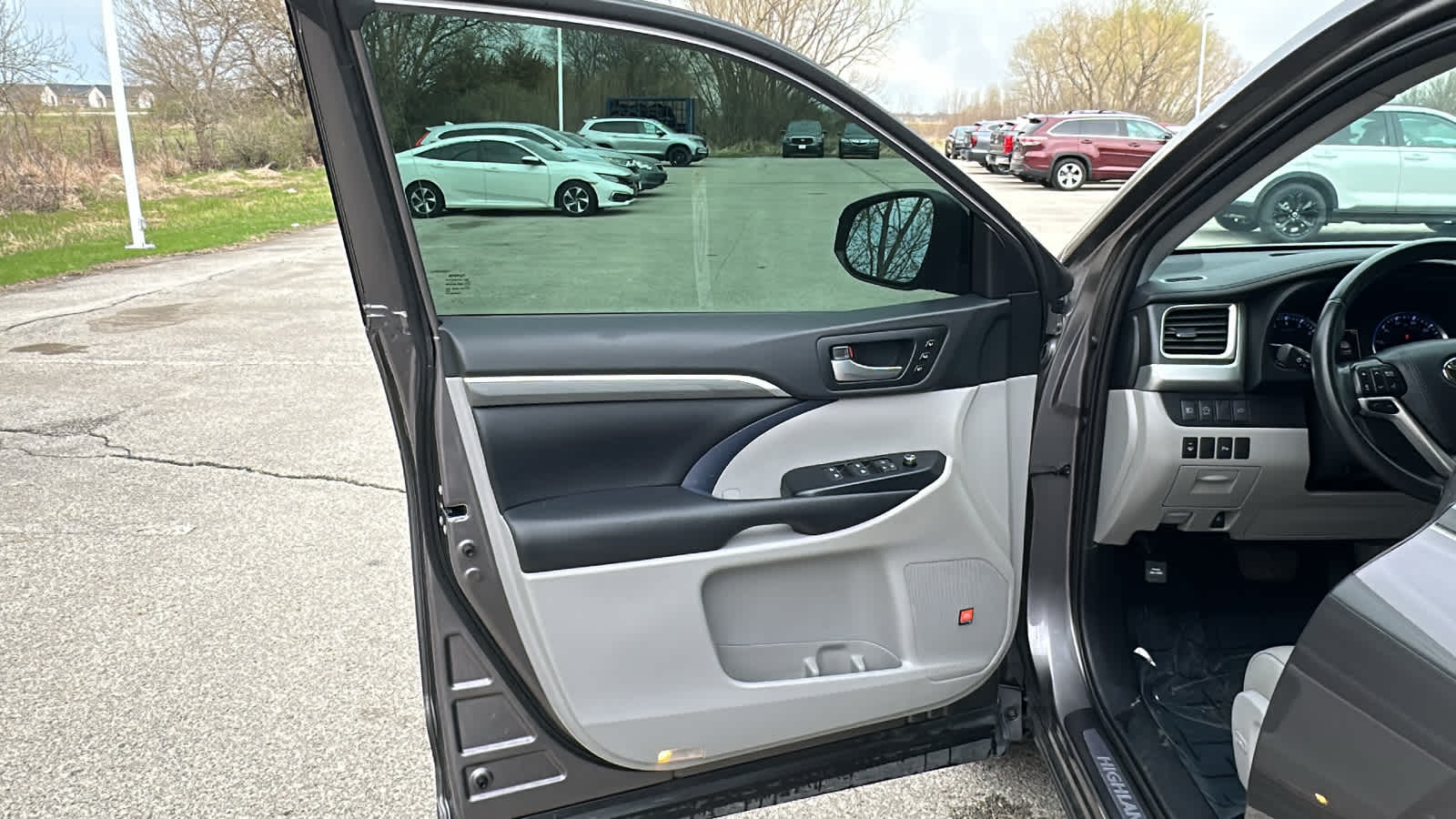 Thumbnail: 2019 Toyota Highlander - 16