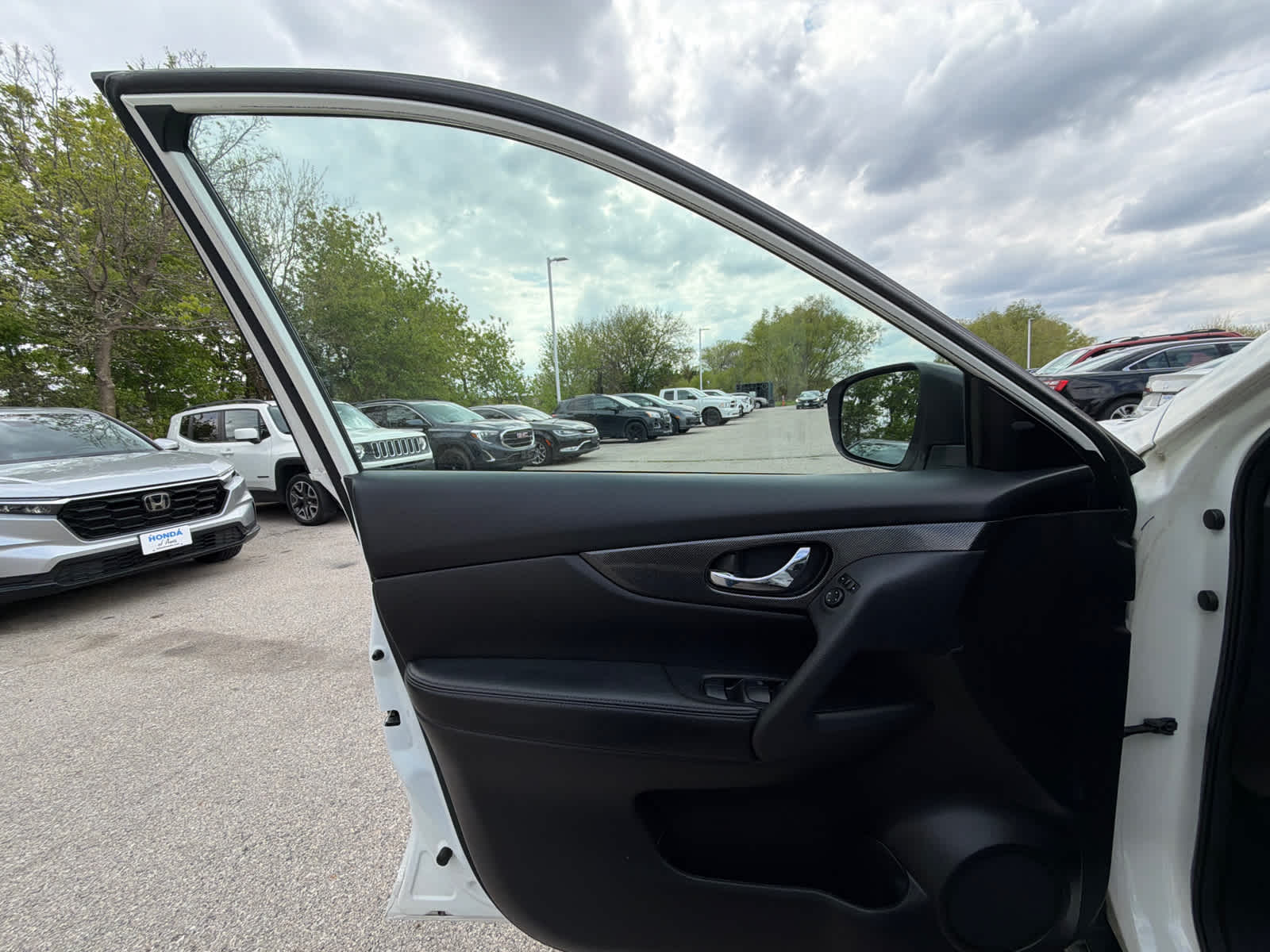 Thumbnail: 2015 Nissan Rogue - 16
