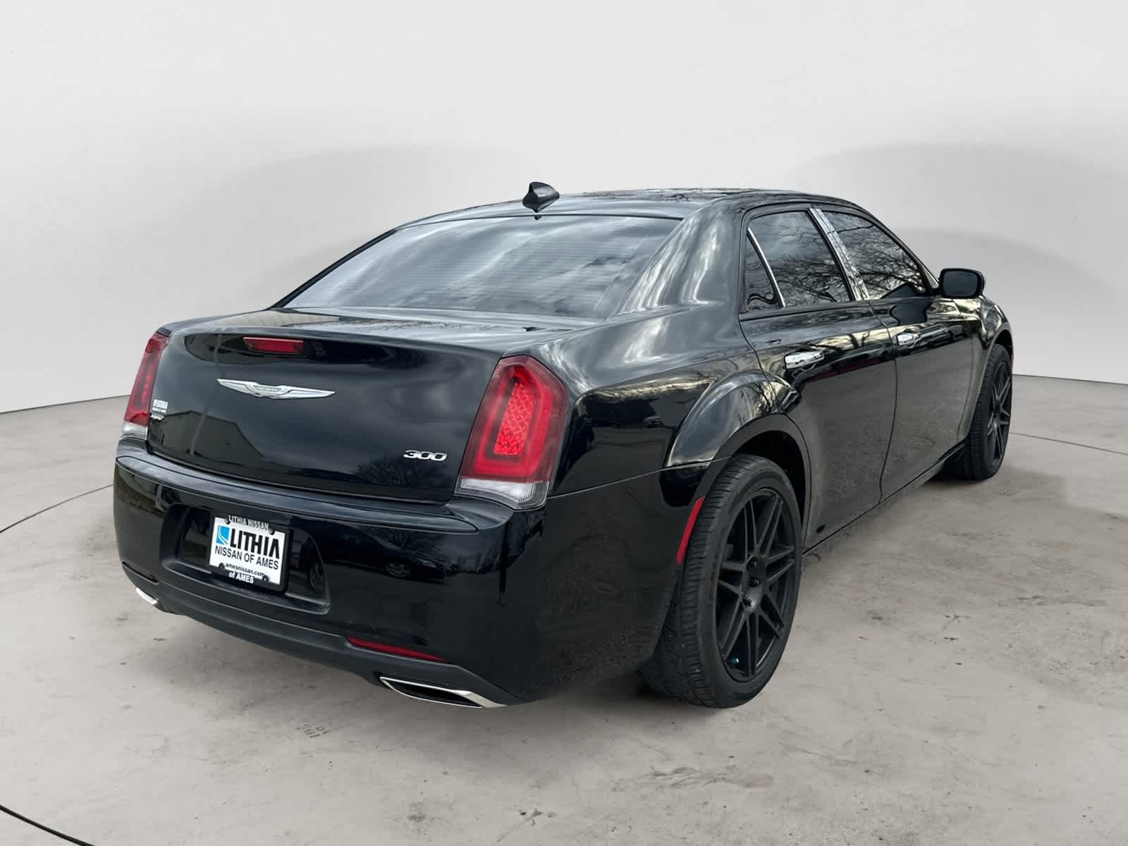 2019 Chrysler 300 Touring photo 3