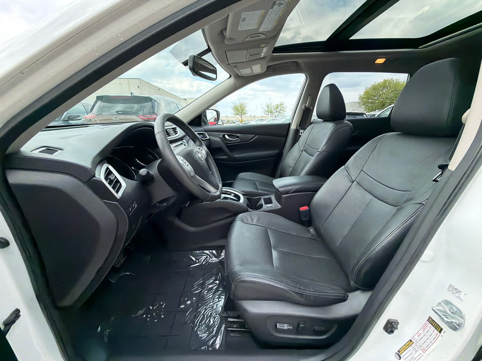 Thumbnail: 2015 Nissan Rogue - 17