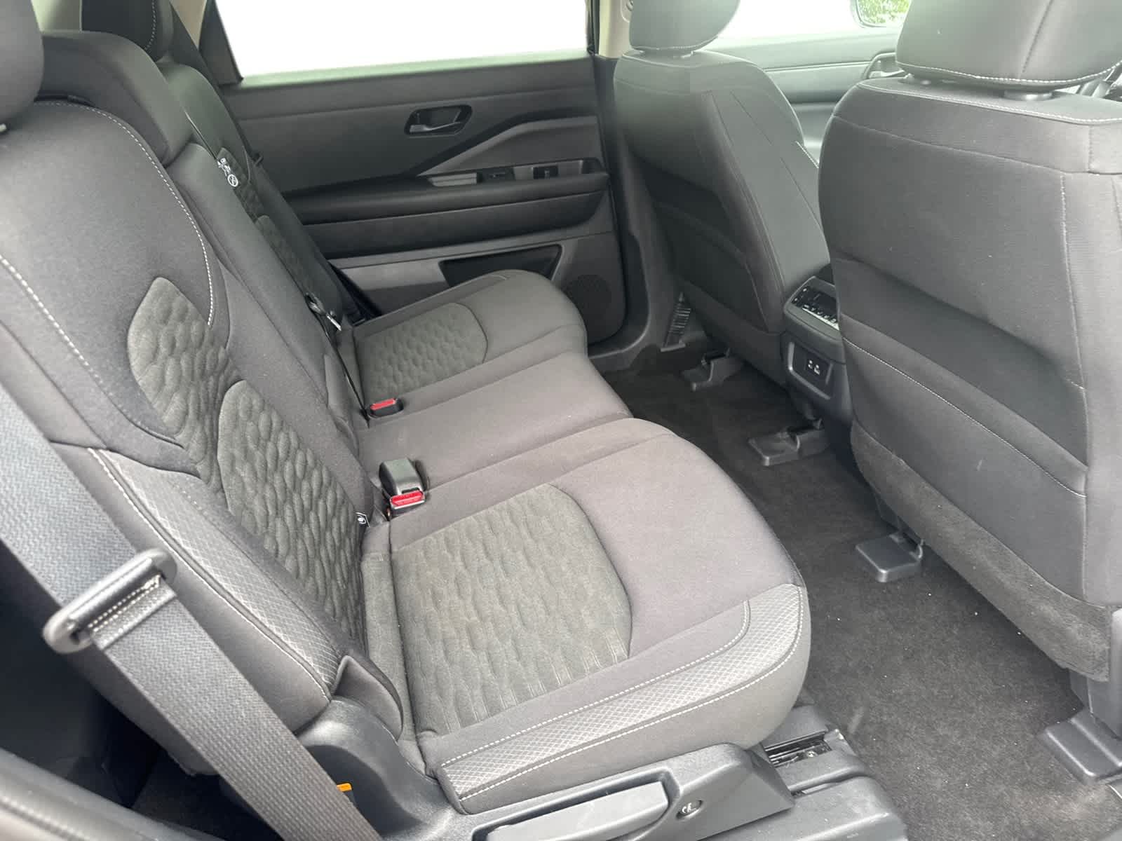 2025 Nissan Pathfinder SV - Photo 10