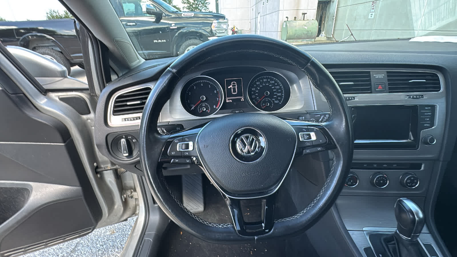 Thumbnail: 2015 Volkswagen Golf - 17