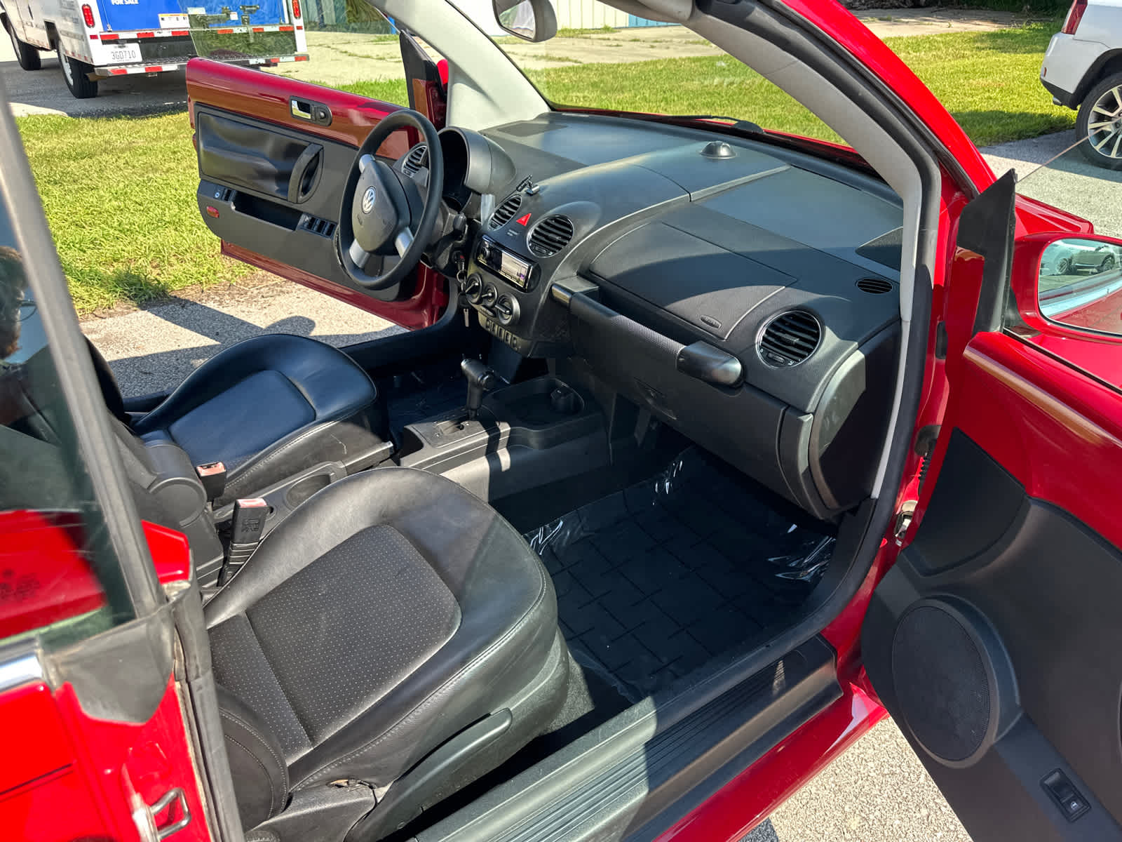 Thumbnail: 2006 Volkswagen New Beetle - 7
