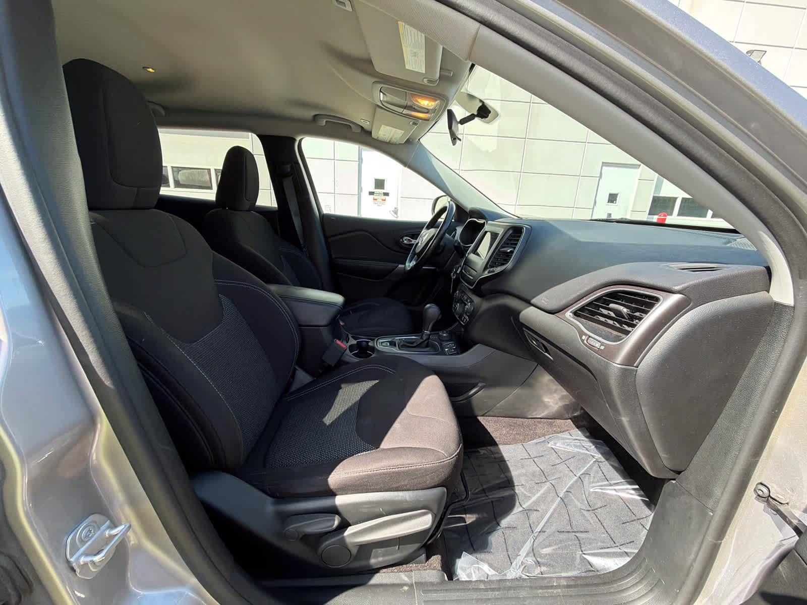 Thumbnail: 2019 Jeep Cherokee - 9