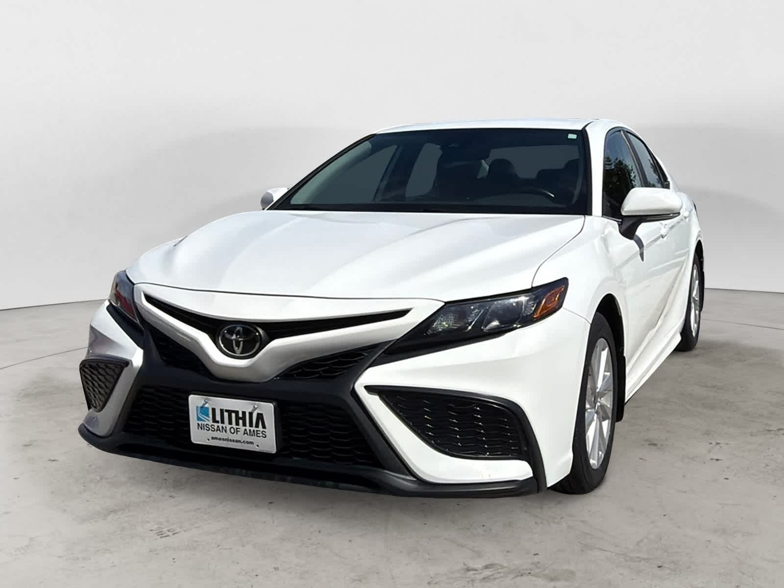 2023 Toyota Camry SE's photo