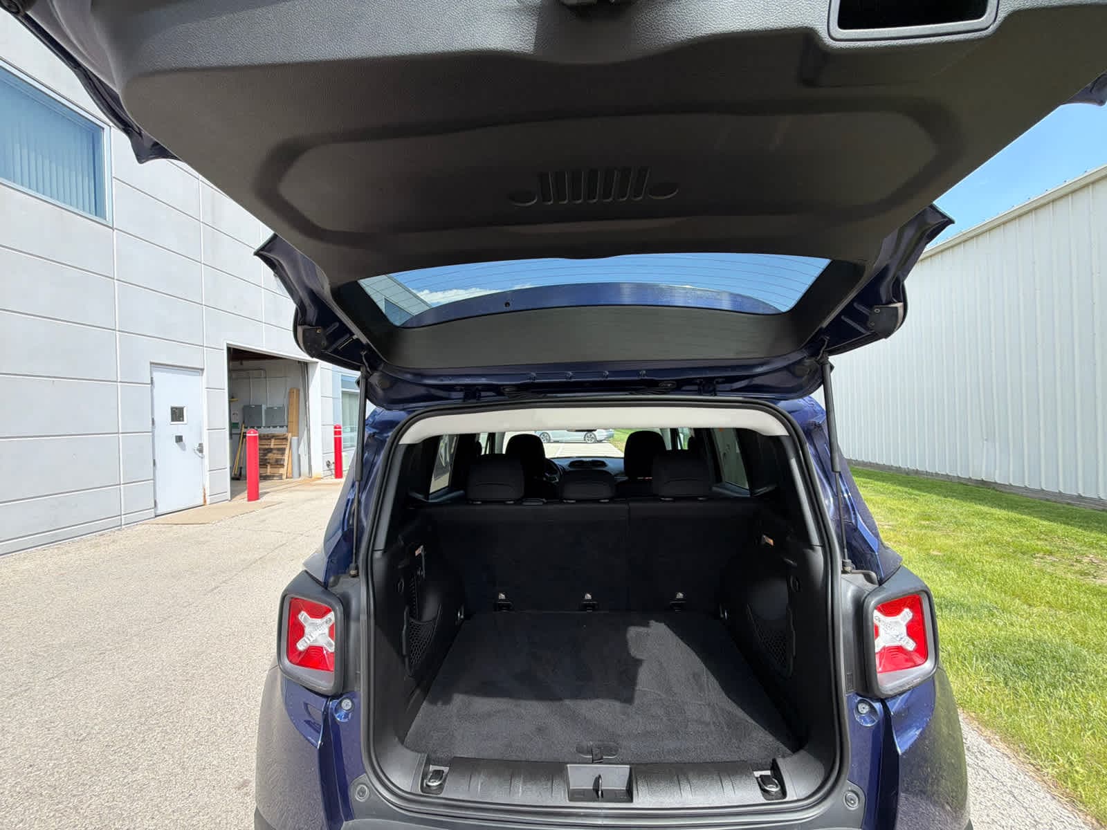 Thumbnail: 2017 Jeep Renegade - 11